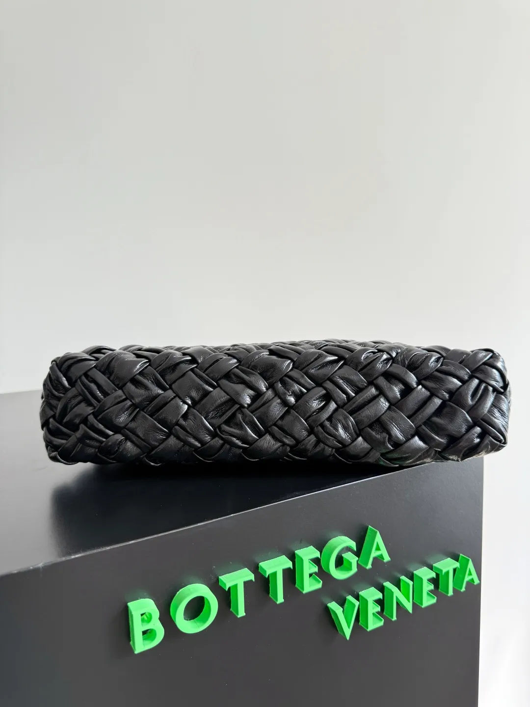 Batch 2560 BottegaVeneta's latest Kalimero cha cha fashionable chacha woven handbag, a solid product! This is really not easy to make. The oil-waxed cowhide used requires craftsmen with more than 10 years of experience to produce the effect. The hand-knitting process is very difficult and time-consuming. It is a very heavy-duty product. It has a unique texture and is worth buying. The length of the shoulder straps is also perfectly adjustable. Style number: 785780 Size: 28.5*15*6cm